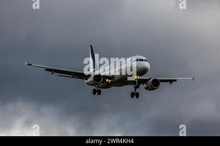 Ein Airbus A320-232 von der türkischen Fluggesellschaft Anadolujet befindet sich im Landeanflug auf den Flughafen Zürich. Registrierung YL-LDI. (Zürich Stockfoto