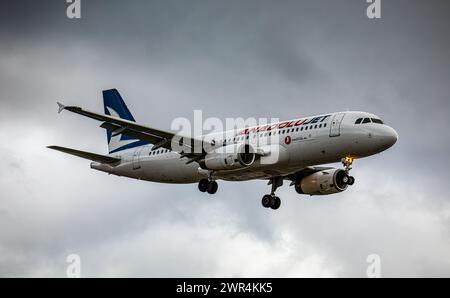 Ein Airbus A320-232 von der türkischen Fluggesellschaft Anadolujet befindet sich im Landeanflug auf den Flughafen Zürich. Registrierung YL-LDI. (Zürich Stockfoto