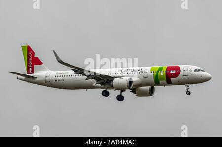 Ein Airbus A321-251N von TAP Air Portugal befindet sich im Landeanflug auf die Piste 14 des Flughafen Zürich. Registrierung des Airbus A321neo CS-TJI. Stockfoto