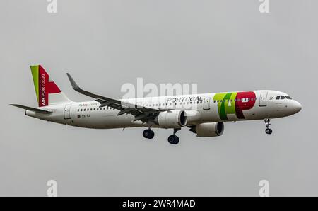 Ein Airbus A321-251N von TAP Air Portugal befindet sich im Landeanflug auf die Piste 14 des Flughafen Zürich. Registrierung des Airbus A321neo CS-TJI. Stockfoto
