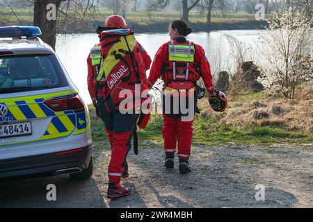 Halle - Auto in die Saale gestürzt, Fahrer tot geborgen: Feuerwehr und Wasserwacht im Großeinsatz 08.03.2024 gegen 14,30 Uhr Halle Saale, Eierweg Röpziger Brücke PM Polizeiinspektion Halle: Am Freitagnachmittag gegen 14,30 Uhr wurde in Halle Saale ein in der Saale im Bereich Röpziger Brücke treibendes und absinkendes Auto gemeldet. Das Fahrzeug wurde geortet und in der weiteren Folge durch Taucher zunächst verankert, um ein weiteres abtreiben zu verhindern. In den Abendstunden konnte eine männliche Person tot aus dem Wasser befindlichen Fahrzeug geborgen werden. Es waren Einsatzkräfte und T Stockfoto