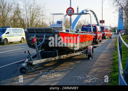 Halle - Auto in die Saale gestürzt, Fahrer tot geborgen: Feuerwehr und Wasserwacht im Großeinsatz 08.03.2024 gegen 14,30 Uhr Halle Saale, Eierweg Röpziger Brücke PM Polizeiinspektion Halle: Am Freitagnachmittag gegen 14,30 Uhr wurde in Halle Saale ein in der Saale im Bereich Röpziger Brücke treibendes und absinkendes Auto gemeldet. Das Fahrzeug wurde geortet und in der weiteren Folge durch Taucher zunächst verankert, um ein weiteres abtreiben zu verhindern. In den Abendstunden konnte eine männliche Person tot aus dem Wasser befindlichen Fahrzeug geborgen werden. Es waren Einsatzkräfte und T Stockfoto