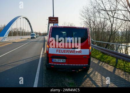 Halle - Auto in die Saale gestürzt, Fahrer tot geborgen: Feuerwehr und Wasserwacht im Großeinsatz 08.03.2024 gegen 14,30 Uhr Halle Saale, Eierweg Röpziger Brücke PM Polizeiinspektion Halle: Am Freitagnachmittag gegen 14,30 Uhr wurde in Halle Saale ein in der Saale im Bereich Röpziger Brücke treibendes und absinkendes Auto gemeldet. Das Fahrzeug wurde geortet und in der weiteren Folge durch Taucher zunächst verankert, um ein weiteres abtreiben zu verhindern. In den Abendstunden konnte eine männliche Person tot aus dem Wasser befindlichen Fahrzeug geborgen werden. Es waren Einsatzkräfte und T Stockfoto