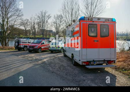 Halle - Auto in die Saale gestürzt, Fahrer tot geborgen: Feuerwehr und Wasserwacht im Großeinsatz 08.03.2024 gegen 14,30 Uhr Halle Saale, Eierweg Röpziger Brücke PM Polizeiinspektion Halle: Am Freitagnachmittag gegen 14,30 Uhr wurde in Halle Saale ein in der Saale im Bereich Röpziger Brücke treibendes und absinkendes Auto gemeldet. Das Fahrzeug wurde geortet und in der weiteren Folge durch Taucher zunächst verankert, um ein weiteres abtreiben zu verhindern. In den Abendstunden konnte eine männliche Person tot aus dem Wasser befindlichen Fahrzeug geborgen werden. Es waren Einsatzkräfte und T Stockfoto