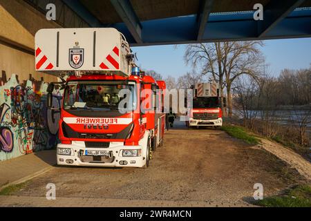 Halle - Auto in die Saale gestürzt, Fahrer tot geborgen: Feuerwehr und Wasserwacht im Großeinsatz 08.03.2024 gegen 14,30 Uhr Halle Saale, Eierweg Röpziger Brücke PM Polizeiinspektion Halle: Am Freitagnachmittag gegen 14,30 Uhr wurde in Halle Saale ein in der Saale im Bereich Röpziger Brücke treibendes und absinkendes Auto gemeldet. Das Fahrzeug wurde geortet und in der weiteren Folge durch Taucher zunächst verankert, um ein weiteres abtreiben zu verhindern. In den Abendstunden konnte eine männliche Person tot aus dem Wasser befindlichen Fahrzeug geborgen werden. Es waren Einsatzkräfte und T Stockfoto