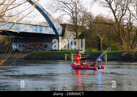 Halle - Auto in die Saale gestürzt, Fahrer tot geborgen: Feuerwehr und Wasserwacht im Großeinsatz 08.03.2024 gegen 14,30 Uhr Halle Saale, Eierweg Röpziger Brücke PM Polizeiinspektion Halle: Am Freitagnachmittag gegen 14,30 Uhr wurde in Halle Saale ein in der Saale im Bereich Röpziger Brücke treibendes und absinkendes Auto gemeldet. Das Fahrzeug wurde geortet und in der weiteren Folge durch Taucher zunächst verankert, um ein weiteres abtreiben zu verhindern. In den Abendstunden konnte eine männliche Person tot aus dem Wasser befindlichen Fahrzeug geborgen werden. Es waren Einsatzkräfte und T Stockfoto