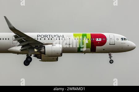 Ein Airbus A321-251N von TAP Air Portugal befindet sich im Landeanflug auf die Piste 14 des Flughafen Zürich. Registrierung des Airbus A321neo CS-TJI. Stockfoto