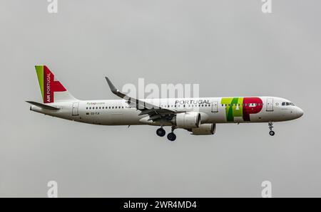 Ein Airbus A321-251N von TAP Air Portugal befindet sich im Landeanflug auf die Piste 14 des Flughafen Zürich. Registrierung des Airbus A321neo CS-TJI. Stockfoto