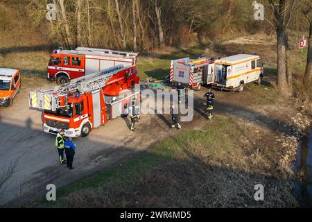 Halle - Auto in die Saale gestürzt, Fahrer tot geborgen: Feuerwehr und Wasserwacht im Großeinsatz 08.03.2024 gegen 14,30 Uhr Halle Saale, Eierweg Röpziger Brücke PM Polizeiinspektion Halle: Am Freitagnachmittag gegen 14,30 Uhr wurde in Halle Saale ein in der Saale im Bereich Röpziger Brücke treibendes und absinkendes Auto gemeldet. Das Fahrzeug wurde geortet und in der weiteren Folge durch Taucher zunächst verankert, um ein weiteres abtreiben zu verhindern. In den Abendstunden konnte eine männliche Person tot aus dem Wasser befindlichen Fahrzeug geborgen werden. Es waren Einsatzkräfte und T Stockfoto