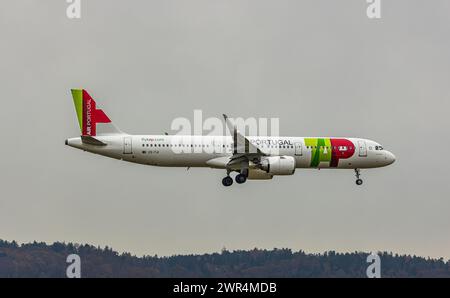 Ein Airbus A321-251N von TAP Air Portugal befindet sich im Landeanflug auf die Piste 14 des Flughafen Zürich. Registrierung des Airbus A321neo CS-TJI. Stockfoto