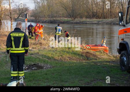 Halle - Auto in die Saale gestürzt, Fahrer tot geborgen: Feuerwehr und Wasserwacht im Großeinsatz 08.03.2024 gegen 14,30 Uhr Halle Saale, Eierweg Röpziger Brücke PM Polizeiinspektion Halle: Am Freitagnachmittag gegen 14,30 Uhr wurde in Halle Saale ein in der Saale im Bereich Röpziger Brücke treibendes und absinkendes Auto gemeldet. Das Fahrzeug wurde geortet und in der weiteren Folge durch Taucher zunächst verankert, um ein weiteres abtreiben zu verhindern. In den Abendstunden konnte eine männliche Person tot aus dem Wasser befindlichen Fahrzeug geborgen werden. Es waren Einsatzkräfte und T Stockfoto