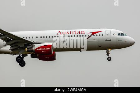 Ein Airbus A321-111 von Austrian Airlines ist im Landeanflug auf die Piste 14 des Flughafen Zürich. Registrierung OE-LBB. (Zürich, Schweiz, 18.11.2023) Stockfoto