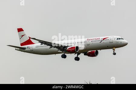 Ein Airbus A321-111 von Austrian Airlines ist im Landeanflug auf die Piste 14 des Flughafen Zürich. Registrierung OE-LBB. (Zürich, Schweiz, 18.11.2023) Stockfoto