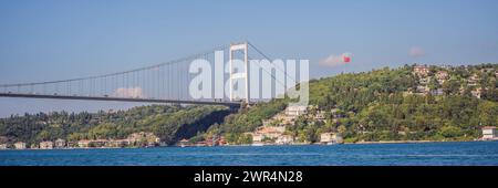 Türkei, Istanbul, Häuser unterhalb der Fatih-Sultan-Mehmet-Brücke auf dem Bosporus-Strait-BANNER, LANGFORMAT Stockfoto