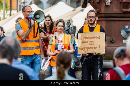 Beim Kaiserbrunnen in der Konstanzer Altstadt bringt die 'Letzte Generation' ihre Arrgumente unter dem Volk. (Konstanz, Deutschland, 27.05.2023) Stockfoto