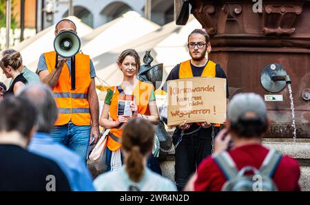 Beim Kaiserbrunnen in der Konstanzer Altstadt bringt die 'Letzte Generation' ihre Arrgumente unter dem Volk. (Konstanz, Deutschland, 27.05.2023) Stockfoto