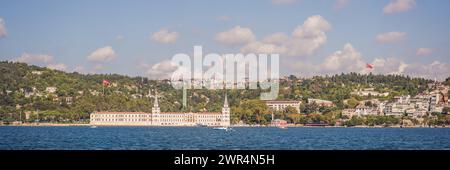 Die älteste Militärschule der Türkei befindet sich in Chengelki, Istanbul, am asiatischen Ufer des Bosporus. Militär Lyceum Kuleli BANNER, LANGFORMAT Stockfoto