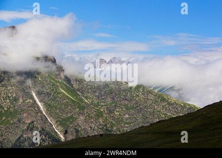 Die Kaukasusberge. Berggipfel im Sommer Stockfoto