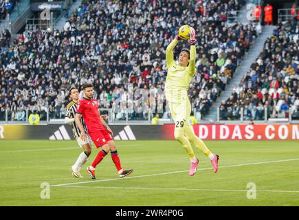 Turin, Italien. März 2024. Marco Carnesecchi von Atalanta BC wurde während des Spiels zwischen Juventus FC und Atalanta BC im Rahmen der italienischen Serie A im Allianz Stadium in Aktion gesehen. Endpunktzahl: Juventus FC 2:2 Atalanta BC. Quelle: SOPA Images Limited/Alamy Live News Stockfoto