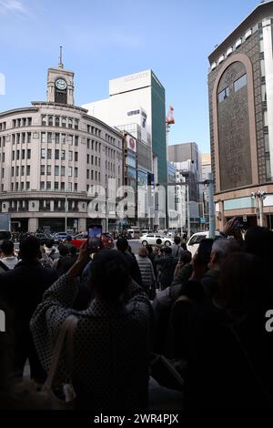 Tokio, Japan. 11. März 2024, Tokio, Japan: Die Menschen beten während einer Schweigeminute um 14:46 Uhr für die Opfer des großen Erdbebens in Ostjapan, des Tsunami und der Atomkatastrophe vor dem WAKO-Kaufhaus in Ginza. In diesem Jahr sind 13 Jahre nach einer Erdbeben- und Tsunamikatastrophe vergangen, die Tausende von Menschen tötete und zur Nuklearkrise von Fukushima führte. Letzten Monat hat die Tokyo Electric Power Company Holdings Inc Quelle: ZUMA Press, Inc./Alamy Live News Stockfoto