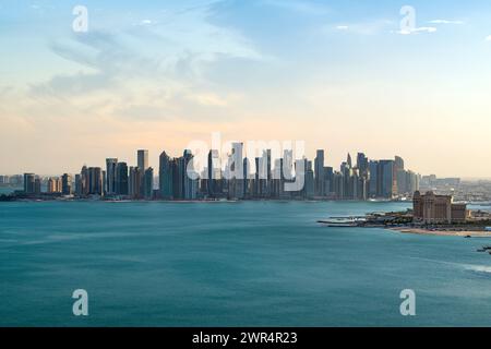 Die Skyline von Doha, Katar bei Sonnenuntergang Stockfoto