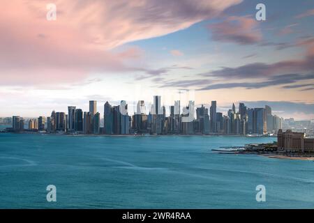 Die Skyline von Doha, Katar bei Sonnenuntergang Stockfoto