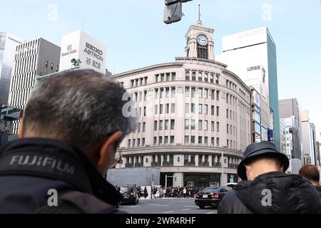 Tokio, Japan. 11. März 2024, Tokio, Japan: Die Menschen beten während einer Schweigeminute um 14:46 Uhr für die Opfer des großen Erdbebens in Ostjapan, des Tsunami und der Atomkatastrophe vor dem WAKO-Kaufhaus in Ginza. In diesem Jahr sind 13 Jahre nach einer Erdbeben- und Tsunamikatastrophe vergangen, die Tausende von Menschen tötete und zur Nuklearkrise von Fukushima führte. Letzten Monat hat die Tokyo Electric Power Company Holdings Inc Quelle: ZUMA Press, Inc./Alamy Live News Stockfoto