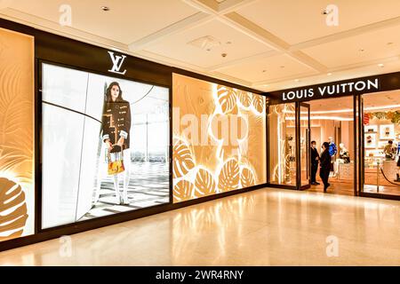 Bangkok Thailand, 10. März 2024: Das neue Louis Vuitton Geschäft beherbergt eine Boutique, ein Café und ein Restaurant. Im ersten Stock befindet sich Le Café, die Designerkleie Stockfoto