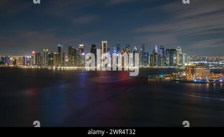 Die Skyline von Doha, Katar bei Sonnenuntergang Stockfoto