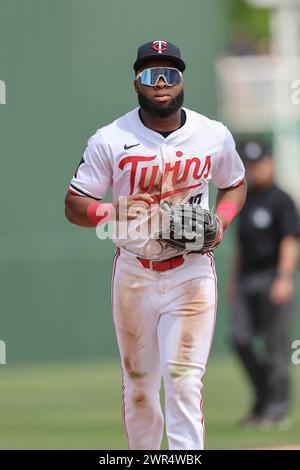 Fort Myers, FL: Der Minnesota Twins-Mittelfeldspieler Manuel Margot (13) läuft während eines MLB-Frühjahrstrainings gegen die Washington Nationa zum Dugout Stockfoto