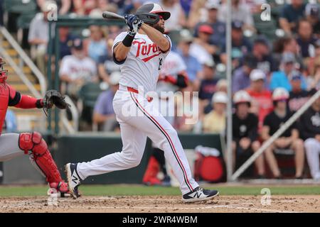 Fort Myers, FL: Alex Kirilloff (19) der Minnesota-Twins-Außenseiter Alex Kirilloff (19) macht sich auf den Shortstop Ildemaro Vargas (14) der Washington Nationals während eines MLB-Frühlings Stockfoto