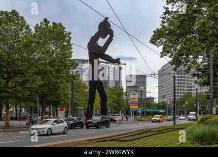 Der Hammermann, Skulptur vor dem Messeturm in Frankfurt, Hessen Stockfoto