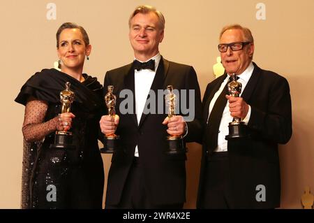 Christopher Nolan, Emma Thomas und Charles Roven mit dem Oscars für die beste Regie und den besten Film Oppenheimer im Press Room der Oscar Verleihung 2024 / 96. Annual Academy Awards im Dolby Theatre. Los Angeles, 10.03.2024 *** Christopher Nolan, Emma Thomas und Charles Roven mit den Oscars für Bester Regisseur und Bester Picture Oppenheimer im Pressesaal der 2024 96. Annual Academy Awards im Dolby Theatre Los Angeles, 10 03 2024 Foto:XJ.xBlocx/xFuturexImagex oscars pressroom 4377 Stockfoto