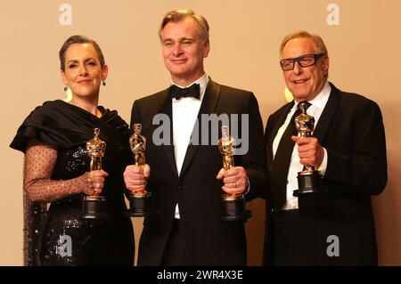 Christopher Nolan, Emma Thomas und Charles Roven mit dem Oscars für die beste Regie und den besten Film Oppenheimer im Press Room der Oscar Verleihung 2024 / 96. Annual Academy Awards im Dolby Theatre. Los Angeles, 10.03.2024 *** Christopher Nolan, Emma Thomas und Charles Roven mit den Oscars für Bester Regisseur und Bester Picture Oppenheimer im Pressesaal der 2024 96. Annual Academy Awards im Dolby Theatre Los Angeles, 10 03 2024 Foto:XJ.xBlocx/xFuturexImagex oscars pressroom 4376 Stockfoto