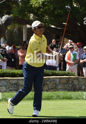 Orlando, Usa. März 2024. Hideki Matsuyama aus Japan trifft seinen Abschlag auf das erste Loch während der letzten Runde des Arnold Palmer Invitational, der von Mastercard auf dem Arnold Palmer Bay Hill Golf Course in Orlando, Florida, präsentiert wurde. (Foto: Paul Hennessy/SOPA Images/SIPA USA) Credit: SIPA USA/Alamy Live News Stockfoto