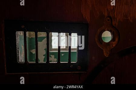 Blick in eine Zelle im Lagergefängnis, was auch Bunker genannt wurde. (Dachau, Deutschland, 08.04.2023) Stockfoto