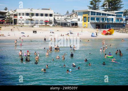 Adelaide, SA Australien 11. März 2024 . Der Strand im Küstenvorort Henley Adelaide ist heute mit Menschen überfüllt, da die Temperaturen auf 40 Celsius steigen, während die Hitzewelle anhält und voraussichtlich bis Ende der Woche in Adelaside und in Südaustralien anhalten wird Stockfoto