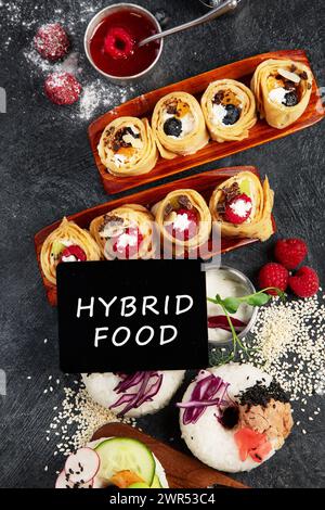 Trendiges Hybrid-Essen auf dunklem Hintergrund. Sushi-Brötchen-Pfannkuchen, Donut-Sushi, Pizza mit Pasta. Draufsicht Stockfoto