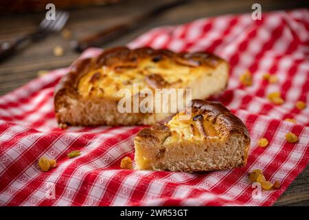 Käseauflauf mit Rosinen auf rustikaler Tischdecke Stockfoto