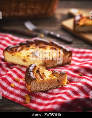 Hüttenkäsekuchen mit Rosinen auf rustikalem Hintergrund Stockfoto