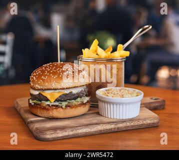 Klassischer Burger, Brioche Bun angus Steak Burger serviert mit Pommes frites und Krautsalat Stockfoto