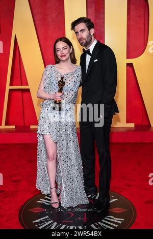 USA. März 2024. Emma Stone und Dave McCary gehen auf dem roten Teppich auf der Vanity Fair Oscar Party 2024, die am 10. März 2024 im Wallis Annenberg Center for the Performing Arts in Beverly Hills stattfand. (Foto: Anthony Behar/SIPA USA) Credit: SIPA USA/Alamy Live News Stockfoto