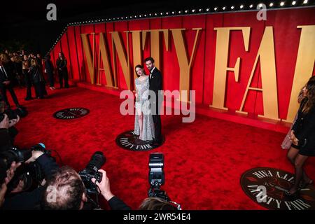 USA. März 2024. Emma Stone und Dave McCary gehen auf dem roten Teppich auf der Vanity Fair Oscar Party 2024, die am 10. März 2024 im Wallis Annenberg Center for the Performing Arts in Beverly Hills stattfand. (Foto: Anthony Behar/SIPA USA) Credit: SIPA USA/Alamy Live News Stockfoto