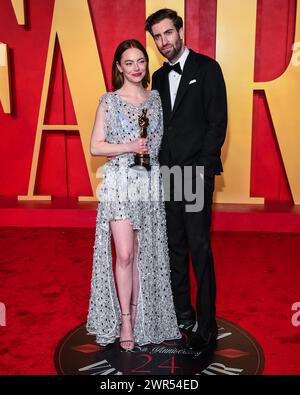 USA. März 2024. Emma Stone und Dave McCary gehen auf dem roten Teppich auf der Vanity Fair Oscar Party 2024, die am 10. März 2024 im Wallis Annenberg Center for the Performing Arts in Beverly Hills stattfand. (Foto: Anthony Behar/SIPA USA) Credit: SIPA USA/Alamy Live News Stockfoto