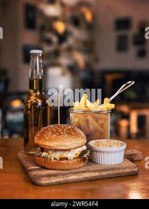 Saftiger Hamburger serviert mit Pommes frites, Krautsalat und Bier Stockfoto