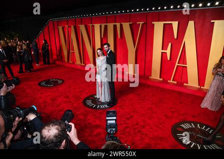 USA. März 2024. Emma Stone und Dave McCary gehen auf dem roten Teppich auf der Vanity Fair Oscar Party 2024, die am 10. März 2024 im Wallis Annenberg Center for the Performing Arts in Beverly Hills stattfand. (Foto: Anthony Behar/SIPA USA) Credit: SIPA USA/Alamy Live News Stockfoto