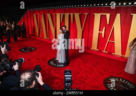 USA. März 2024. Emma Stone und Dave McCary gehen auf dem roten Teppich auf der Vanity Fair Oscar Party 2024, die am 10. März 2024 im Wallis Annenberg Center for the Performing Arts in Beverly Hills stattfand. (Foto: Anthony Behar/SIPA USA) Credit: SIPA USA/Alamy Live News Stockfoto