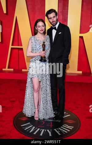 USA. März 2024. Emma Stone und Dave McCary gehen auf dem roten Teppich auf der Vanity Fair Oscar Party 2024, die am 10. März 2024 im Wallis Annenberg Center for the Performing Arts in Beverly Hills stattfand. (Foto: Anthony Behar/SIPA USA) Credit: SIPA USA/Alamy Live News Stockfoto