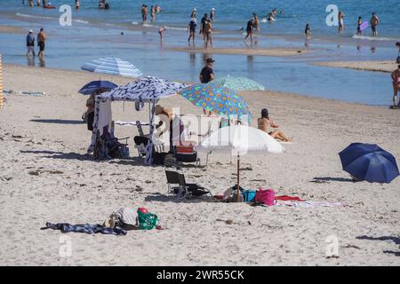 Adelaide, SA Australien 11. März 2024 . Der Strand im Küstenvorort Henley Adelaide ist heute mit Menschen überfüllt, da die Temperaturen auf 40 Celsius steigen, während die Hitzewelle anhält und voraussichtlich bis Ende der Woche in Adelaside und in Südaustralien anhalten wird Stockfoto