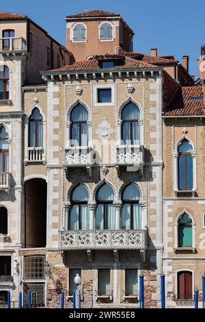 Venedig, Italien - 5. September 2022: Paläste und wunderschöne Häuser entlang des Canale Grande im San Marco Viertel von Venedig Stockfoto